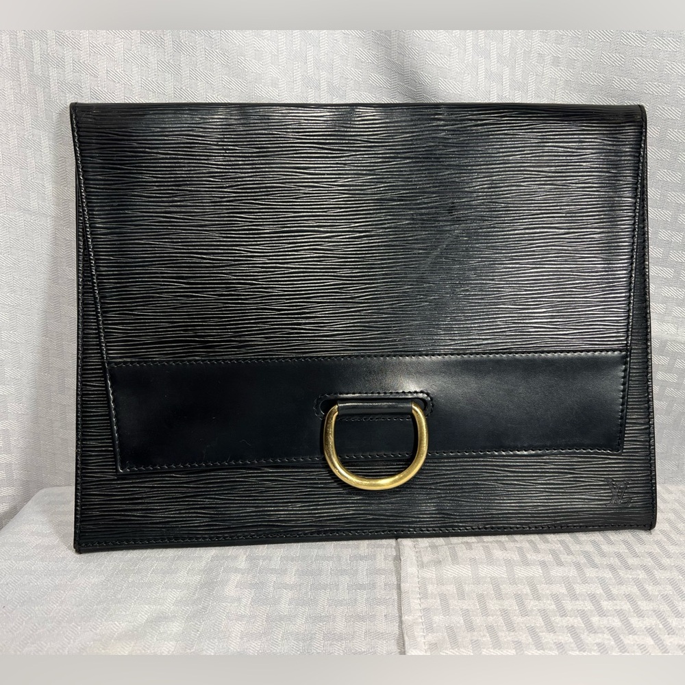 7082: Louis Vuitton Epi Ring Clutch Black Leather Vintage
